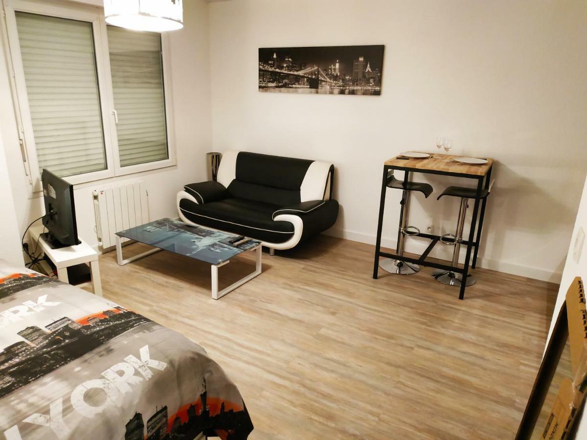 Le New York Bisontin Apartment Besancon Bagian luar foto